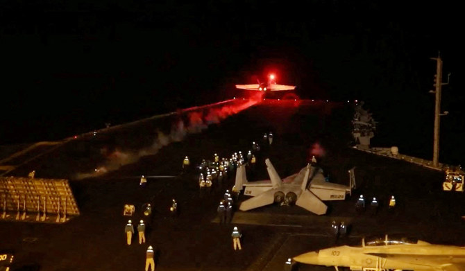 イランの支援を受けて紅海で国際海運を標的にした攻撃を行っている民兵組織フーシ派への対応を目的として、イエメン国内の軍事目標への空爆を行う米国主導の連合に参加するために、非公開の地点から離陸する航空機。2024年1月12日。（ロイター通信）