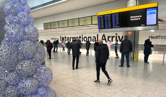 英国のロンドン近郊にあるヒースロー空港の第5ターミナルの到着ロビーで待つ人々。（ロイターの資料写真）
