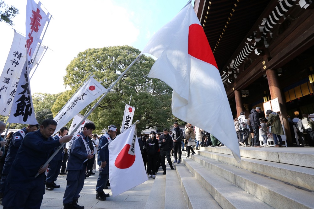 この祭事は元旦を新暦に換算した2月11日に行われる。行列は神社の正門を次々に通過し、神輿の担ぎ手たちは神主のお祓いを受けてから神域に神棚を納めた。 (ANJ/ Pierre Boutier)