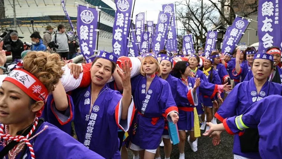 観客席で見ていた多くの女性たちは感激し、勇ましい女性たちに感謝と拍手を送っていた。(ロイター)