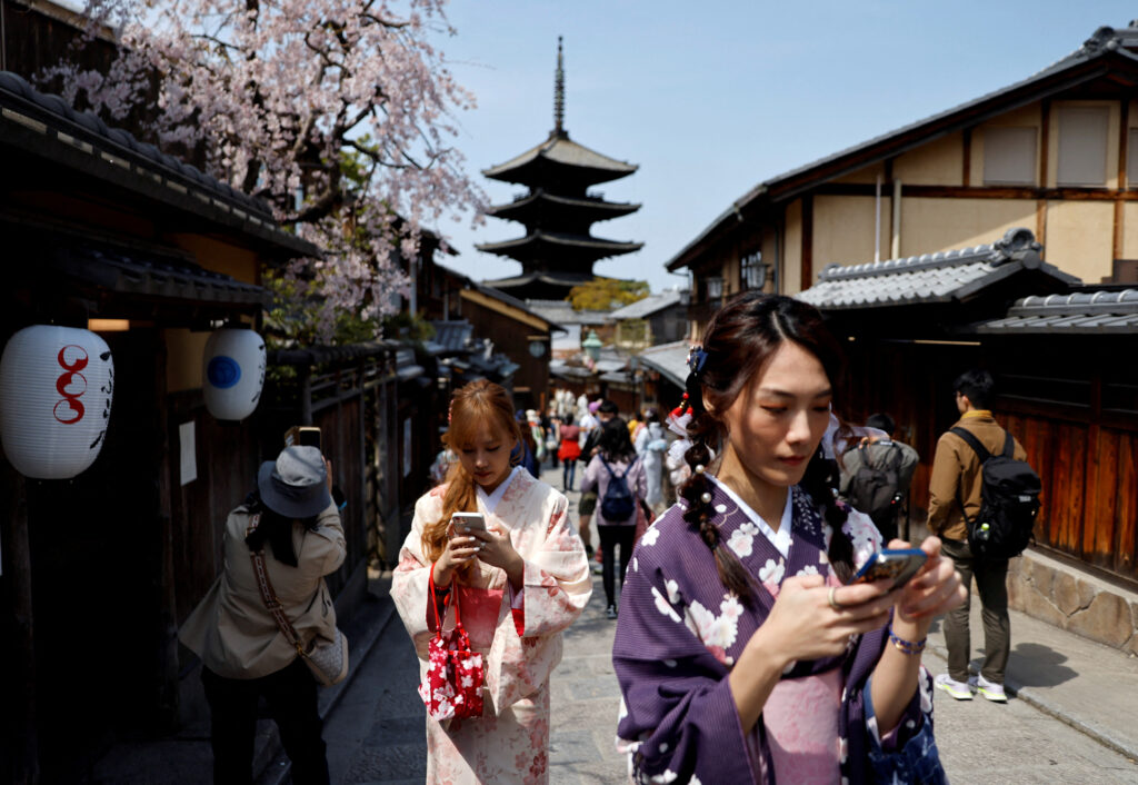 京都の清水寺近くの通りを歩く観光客の群れ（2023年3月30日撮影）。(REUTERS)