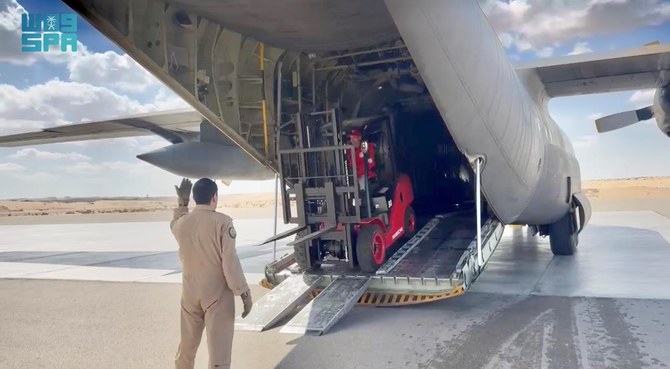 2台のトラックとフォークリフトは、エル・アリーシュに到着したガザの人々への支援物資の積み込みと輸送を容易にするために、エジプト赤新月社に引き渡された。（SPA）
