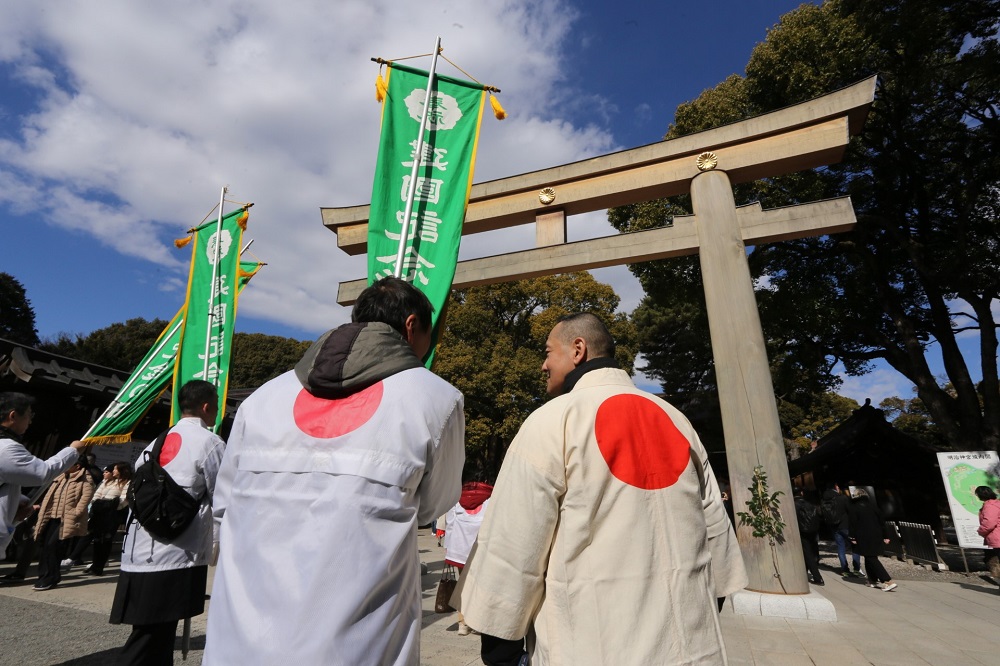 この祭事は元旦を新暦に換算した2月11日に行われる。行列は神社の正門を次々に通過し、神輿の担ぎ手たちは神主のお祓いを受けてから神域に神棚を納めた。 (ANJ/ Pierre Boutier)