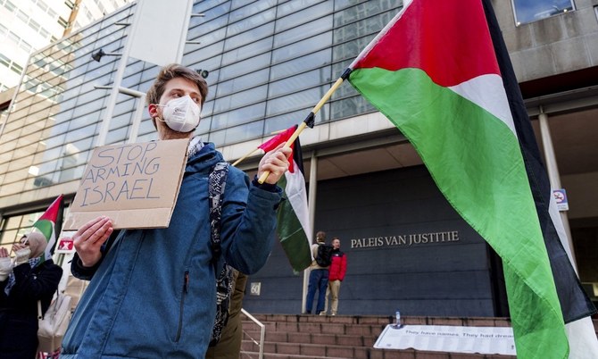 2024年2月12日、デン・ハーグの裁判所の外で、F-35戦闘機の部品輸出に関する判決前の集会でパレスチナ国旗を掲げる抗議者たち。（ファイル / AFP）