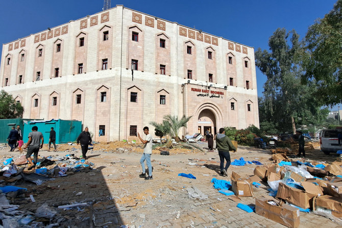 イスラエル軍部隊が急襲したとの一報後、ガザ地区北部のジャバリア難民キャンプの一角にあるインドネシア病院の外に散乱していた医療機器。2023年11月24日。（AFP）