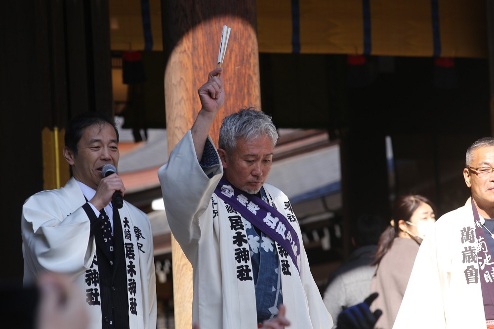 この祭事は元旦を新暦に換算した2月11日に行われる。行列は神社の正門を次々に通過し、神輿の担ぎ手たちは神主のお祓いを受けてから神域に神棚を納めた。 (ANJ/ Pierre Boutier)