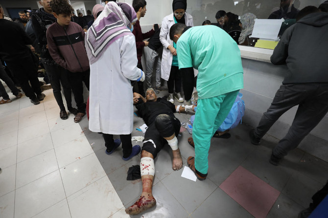 人道支援を待ち侘びていたパレスチナ人たちの少なくとも20人を殺害し150人以上を負傷させたイスラエルの空爆後、ガザ市のアルシファ病院の床で治療を受ける負傷した男性。（AFP 写真）