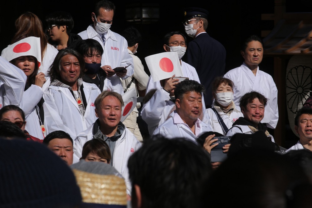 この祭事は元旦を新暦に換算した2月11日に行われる。行列は神社の正門を次々に通過し、神輿の担ぎ手たちは神主のお祓いを受けてから神域に神棚を納めた。 (ANJ/ Pierre Boutier)