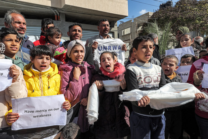 2024年1月30日、ガザ地区南部のラファでデモのために集まり、UNRWAへの国際支援の継続を求めるパレスチナ人の男性と子どもたち。（ファイル / AFP）