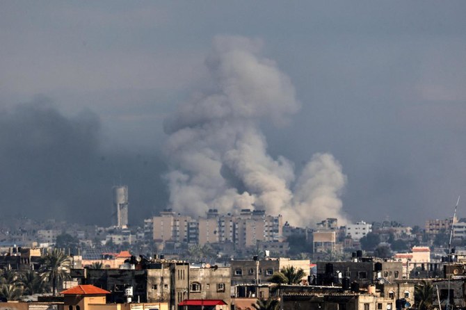 イスラエルとパレスチナ過激派組織ハマスとの間で戦闘が続く中、イスラエル軍による爆撃でガザ南部ラファに煙が激しく立ち上る。2024年1月29日撮影。(AFP)
