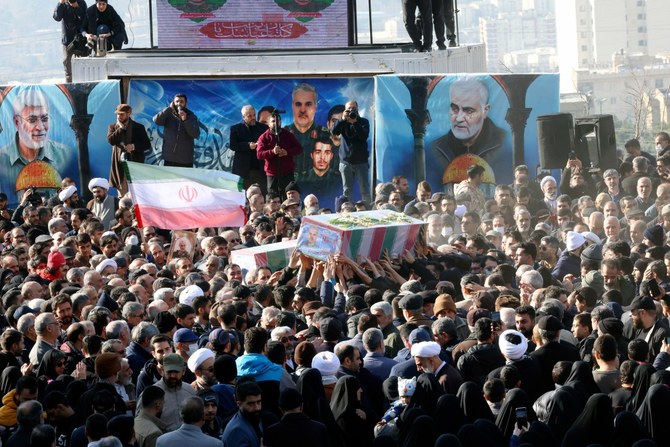 1月20日、イスラエルによるものとされる空爆に遭いダマスカスで死亡したイランの革命防衛隊(IRGC)3人の葬儀が執り行われ、弔問客らが参列(AFP通信)