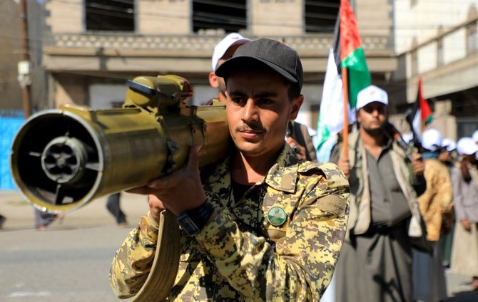 2024年2月1日、イエメンのサヌアで集会を行うフーシ派武装勢力。（AFP）