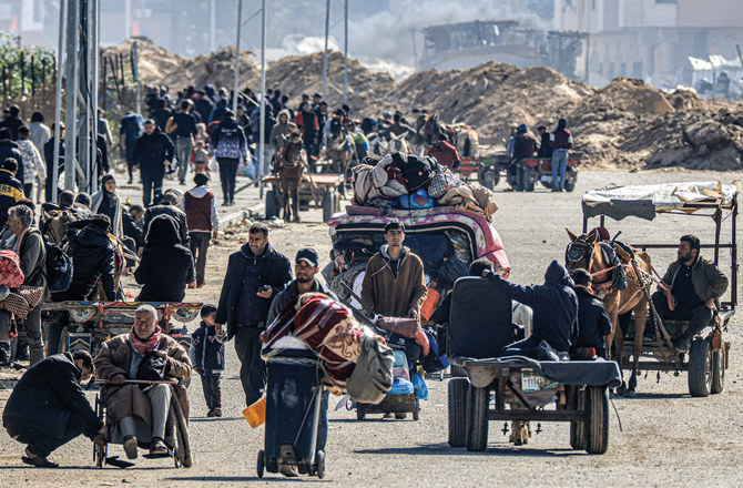 2024年1月30日、イスラエルとパレスチナ武装勢力ハマスの紛争が続くなか、ガザ地区南部のハーン・ユーニスから避難するパレスチナ人避難民たち。（AFP）