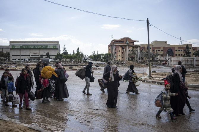 2024年1月30日、イスラエルとパレスチナ武装勢力ハマスの紛争が続くなか、ガザ地区南部のハーン・ユーニスから避難するパレスチナ人避難民たち。（AFP）