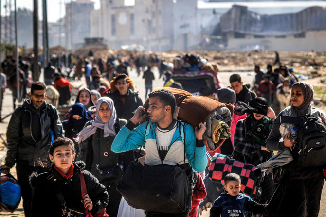 2024年1月30日、イスラエルとパレスチナ武装勢力ハマスの紛争が続くなか、ガザ地区南部のハーン・ユーニスから避難するパレスチナ人避難民たち。(AFP)