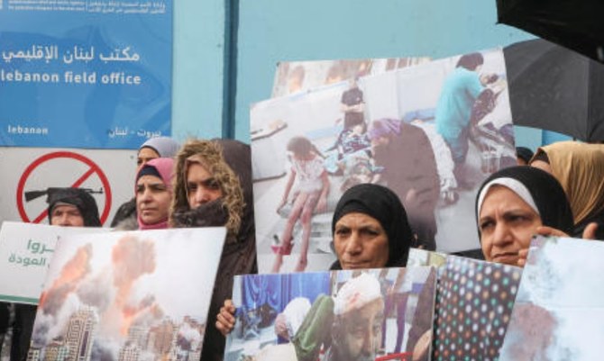 2024年1月30日、ベイルートの国連のパレスチナ援助機関UNRWAの建物の前で、西側諸国の一部によるUNRWAへの資金提供停止に反対する抗議行動に参加するパレスチナ人女性たち。（Reuters）(ロイター）