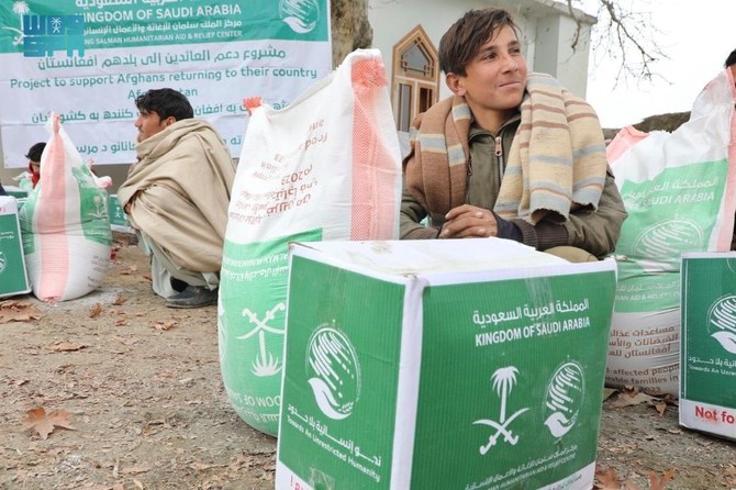 KSreliefは、アフガニスタンのナンガルハール州パチル・アウ・アガム地区で、2,400人分に相当する400個の食料バスケットを届けた。(国営サウジ通信)