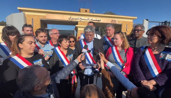 エジプトのラファ国境検問所でガザ停戦を呼びかけるフランス国会議員団。（X/@Portes_Thomas）