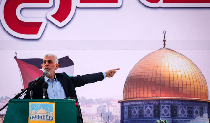 2023年4月14日、パレスチナ人を支援する記念式典で、イスラム教徒のラマダン断食月の最終金曜日に毎年祝われるコッズの日（エルサレムの日）の集会にて、ガザ市内で支持者らに演説するパレスチナのイスラム主義組織ハマスのガザ地区指導者ヤヒヤ・アル・シンワル氏（中央）。（AFP）