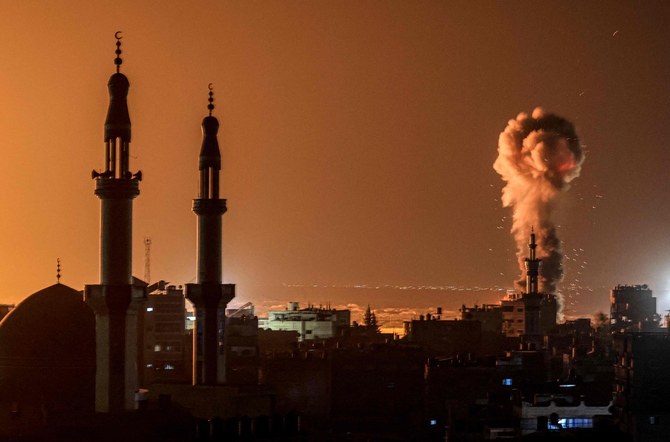 イスラエルとハマスの戦闘が続く中、ガザ地区南部のラファでイスラエル軍による砲撃が行われ、煙が立ち込める。(AFP＝時事）