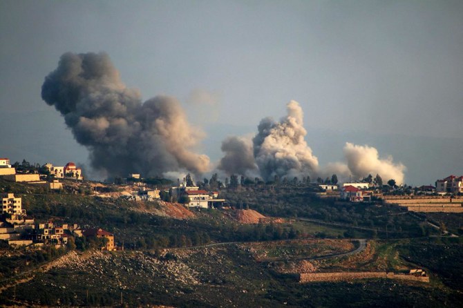 2024年2月7日、レバノンとの国境を越えた緊張が高まる中、イスラエル軍による砲撃で煙が立ち上るレバノン南部の国境の村エル・キアム。（AFP）