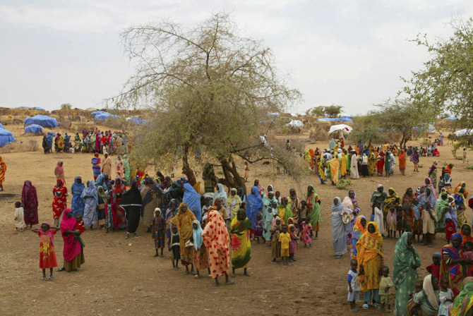 ユニセフは今年、スーダンの750万人強の子供たちを支援するため、8億4,000万ドルの拠出を訴えている。上：2024年2月7日、スーダンのダルフール地方の街エル・ファーシル郊外にあるザムザム難民キャンプに避難しているスーダン人。（AP）