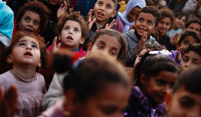 ガザにある国連運営の学校で活動に参加する避難民の子どもたち。（ロイター通信）