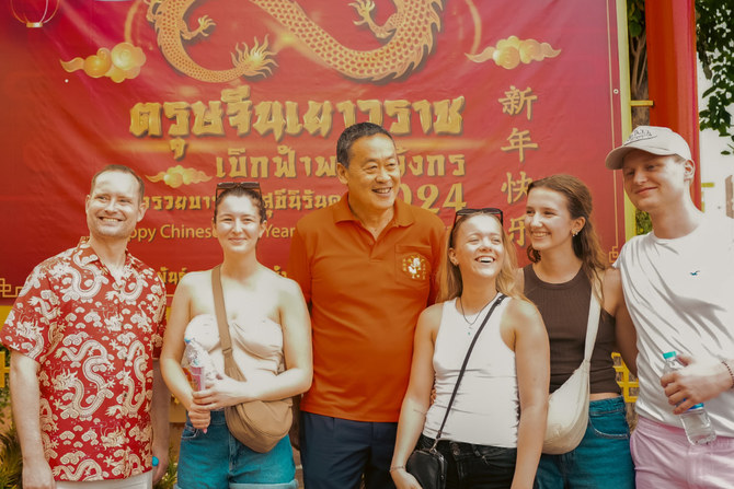 旧正月当日、バンコクのチャイナタウンで観光客を出迎えるセター・タウィーシン首相(中央)(AN photo by Abdulrahman Fahad bin Shulhub)。