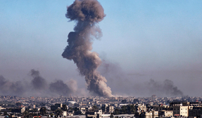 2024年2月11日、イスラエルとパレスチナ過激派組織ハマスとの間で紛争が続く中、ガザ地区南部のハーン・ユーニス上空でイスラエル軍の砲撃が行われ、煙が立ち上っている様子をラファから撮影した写真。(AFP＝時事）