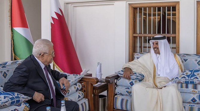 ドーハで会談したパレスチナのマフムード・アッバス大統領と、カタールのシェイク・タミーム・ビン・ハマド・アール・サーニ首長。（カタール通信）