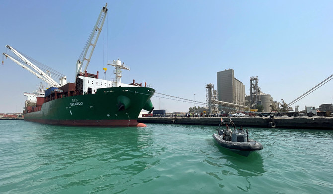 2023年2月25日、イエメンのホデイダで、フーシ派が支配する紅海のホデイダ港に、少なくとも2016年以来初めて、一般商品を積んだコンテナ船が停泊し、停泊する商業コンテナ船の横を航行する沿岸警備艇。（ロイター）
