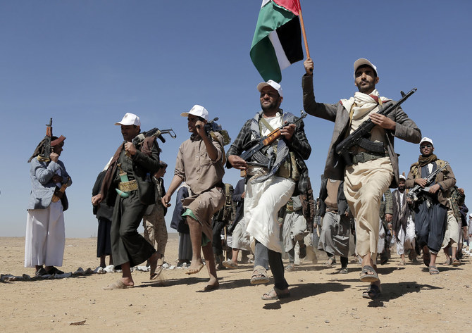 ガザ地区のパレスチナ人の支援と米国のイエメン空爆に抗議するサヌア郊外での集会で行進するフーシ派戦闘員。2024年1月22日。（AP / 資料画像）