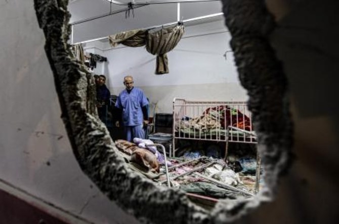 2023年12月17日、ガザ地区南部のハーン・ユーニスにあるナーセル病院で、イスラエル軍による砲撃後の被害状況を視察する人々。(AFP＝時事）