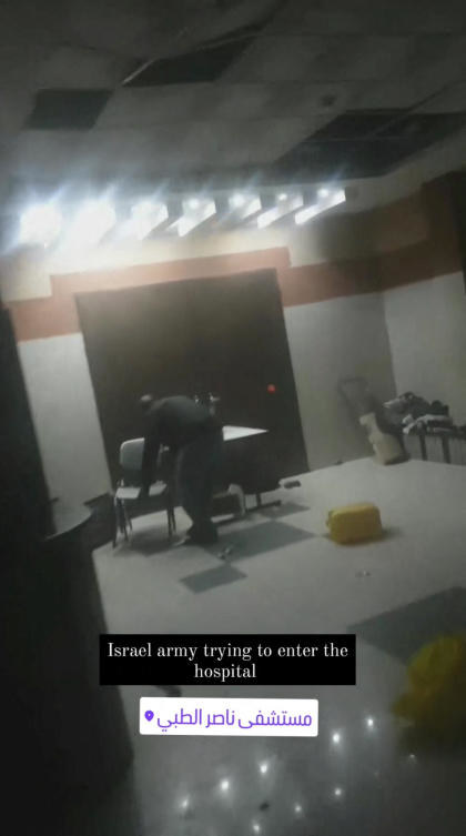 ハーン・ユーニスのナセル病院の入口を塞ごうとする男性。2024年2月15日公開のソーシャルメディア上のビデオから取得されたスクリーンショット。（ロイター通信）