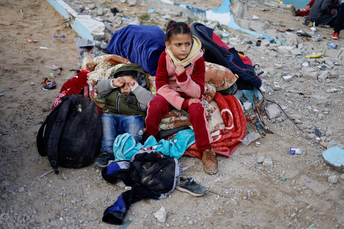 ハーン・ユーニスのナセル病院から避難後、ラファに到着し、屋外で休憩中のパレスチナ人の子供たち。2024年2月15日。（ロイター通信）