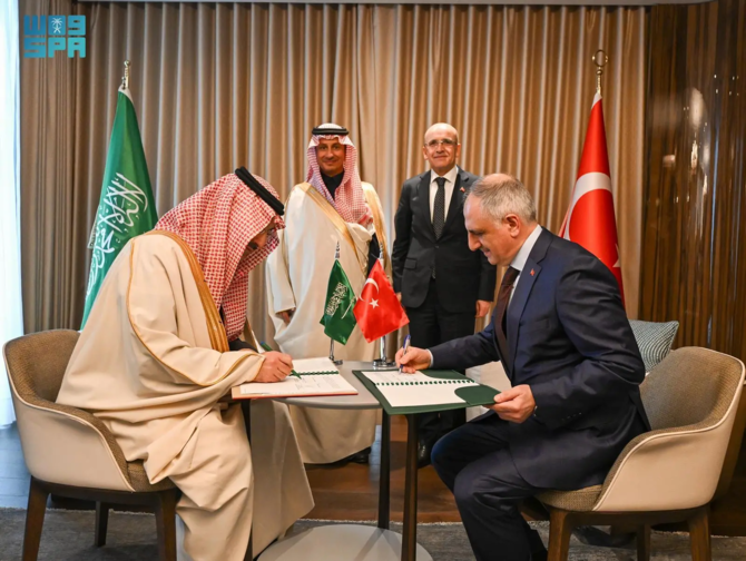 サウジ開発基金のスルタン・アル・マルシャド最高責任者は、トルコのオスマン・セリク財務副大臣と契約に署名した。（国営サウジ通信）