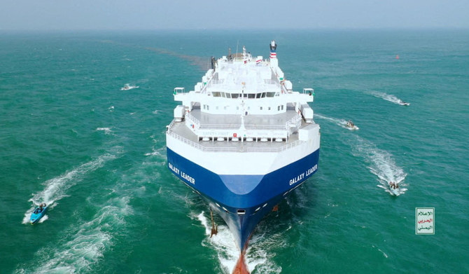 紅海でフーシ派のボートに誘導される輸送船ギャラクシー・リーダー。写真は2023年11月20日に公開されたもの。（ロイター）