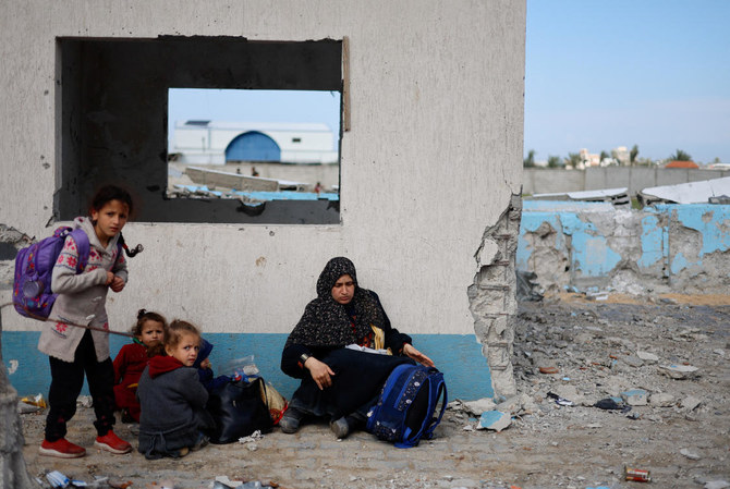 子どもと一緒に休む女性。イスラエル軍の地上侵攻により、パレスチナ人らがハーン・ユーニスのナセル病院から避難し、ラファに続々と集まっている。（ファイル/ロイター通信）