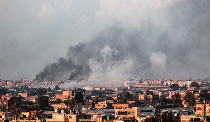 2024年2月18日にラファから撮影された写真には、イスラエルとパレスチナ武装勢力ハマスの戦闘が続くなか、イスラエル軍の砲撃中にガザ地区南部ハーン・ユーニスの上空に煙が立ち上る様子が写っている。(AFP)