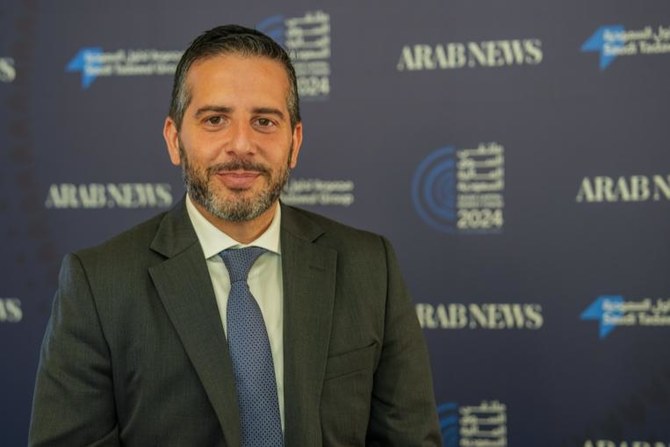 アラブニュースの取材に応じるJ.P.モルガン・サウジアラビアの投資銀行部門責任者、オマル・エル・アミネ氏。