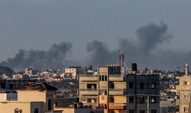 2024年2月19日、イスラエル軍の砲撃中、ガザ地区南部のハーン・ユーニスに煙が立ち上っている様子をラファから撮影した写真。（AFP）