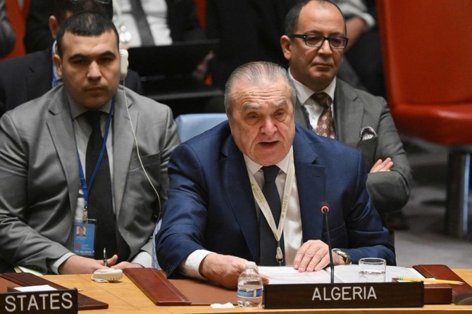 2024年2月20日、ニューヨークの国連本部で、イスラエルとハマスの紛争についての国連安保理の会合で発言するアルジェリアのアマール・ベンジャマ国連大使。（AFP）