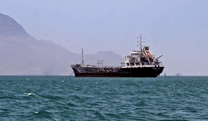 イエメン南部の港湾都市アデン沖に石油輸送船が停泊している（AFP収蔵写真）