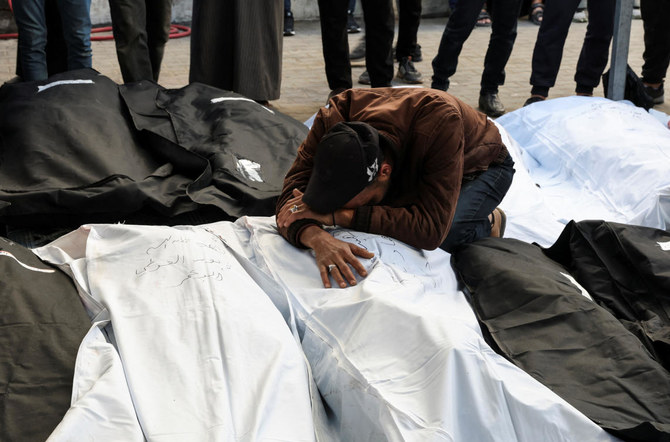 2024年2月21日、ラファのアブ・ユーセフ・アル・ナジャール病院。遺体のそばで嘆き悲しむパレスチナ人の様子。遺体の多くはイスラエル軍の空爆による犠牲者。（ロイター通信）