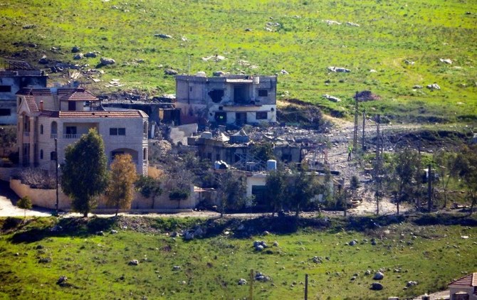 レバノン南部国境近くのキアム村へのイスラエル軍の空爆後、破壊された家屋（2024年2月21日撮影）。(AFP＝時事）