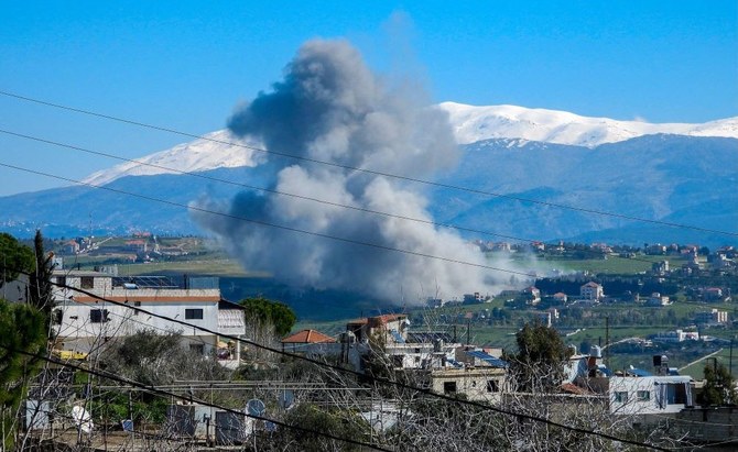 イスラエルとの国境に近いレバノン南部のキアム村に対するイスラエルの空爆現場から煙が立ちのぼる（2024年2月21日）。(AFP＝時事）
