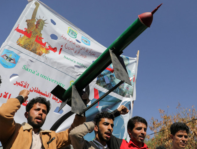 2024年1月31日、イエメンのサヌアで集会が開かれ、大学生らが模擬ミサイルを掲げながら、ガザ地区のパレスチナ人への支持と、フーシ派が最近行っている紅海とアデン湾での船舶に対する攻撃への賛同を示している様子。（ロイター通信/ファイル写真）