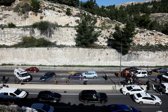 イスラエル占領下のヨルダン川西岸地区、マーレ・アドゥミム入植地付近で発生したパレスチナ人武装集団による銃撃事件の現場で作業するイスラエル政府関係者(2024年2月22日撮影)。(REUTERS)