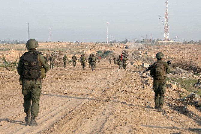 イスラエルとパレスチナの武装組織ハマスとの戦闘が続く中、ガザ地区の特定できない場所でパトロール中のイスラエル軍兵士。2024年2月23日、イスラエル軍が公開した資料写真。（AFP）