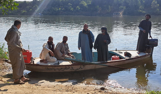 2024年2月25日、労働者を乗せたフェリーがギーザ県のモンシャット・エル・カナター郊外で沈没。遺体を捜索するため、地元男性らが川のほとりで漁船に乗り込む様子。（AFP通信）